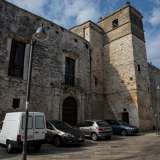 Si presenta con una pianta pentagonale irregolare e alte mura di cinta con paramenti di cocci e tufo